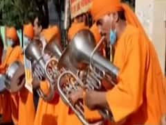 UP: मुरादाबाद में बैंड बाजा वालों ने भगवा कपड़े पहन बजाया बैंड, CM Yogi को कहा-'शुक्रिया', जानिए वजह