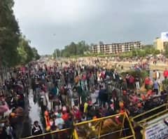 किसान कूच से लोगों को झेलनी पड़ रही परेशानी, Delhi-Noida Border पर लंबा जाम | ABP Ganga 