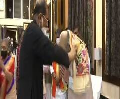 পণ্ডিত অজয় চক্রবর্তীর সঙ্গীত শিক্ষাপ্রতিষ্ঠানে ছাত্রছাত্রীদের গান শুনলেন অমিত শাহ