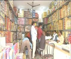 Lucknow: पटाखे खरीदने के लिए बाजार में ग्राहक नहीं, कारोबार ठप होने से परेशान विक्रेता