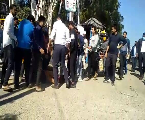 मामूली कहासुनी के बाद हुआ खूनी संघर्ष, बीच सड़क पर पीटा युवक | High Alert 