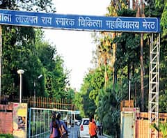 Meerut: रोता रहा मासूम इलाज के इंतजार में, डॉक्टर फर्स पर ही बिठाकर चल दिए| ABP Ganga 