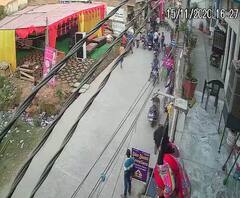 बदतमीजी से रोका तो मारपीट कर दी शुरू, दबंगई का वीडियो वायरल | Purab Pashchim 