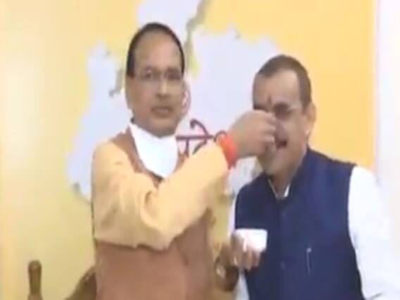 Madhya Pradesh ByPoll Result: CM શિવરાજસિંહે મીઠાઇ ખવડાવી જીતની કરી ઉજવણી