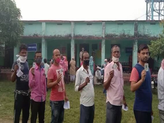 Bihar Election 2020 : Purnea में वोट डालने के लिए लगी लंबी Line