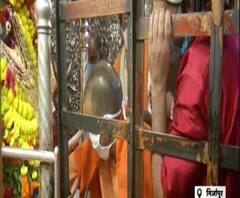 सीएम Yogi Adityanath ने किए मां विंध्यवासिनी मंदिर में दर्शन, देखें तस्वीरें