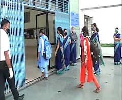 पुण्याच्या ग्रामीण भागात शाळा सुरु; उरुळी कांचन येथील विद्यालयातील विद्यार्थ्यांना काय वाटतं?