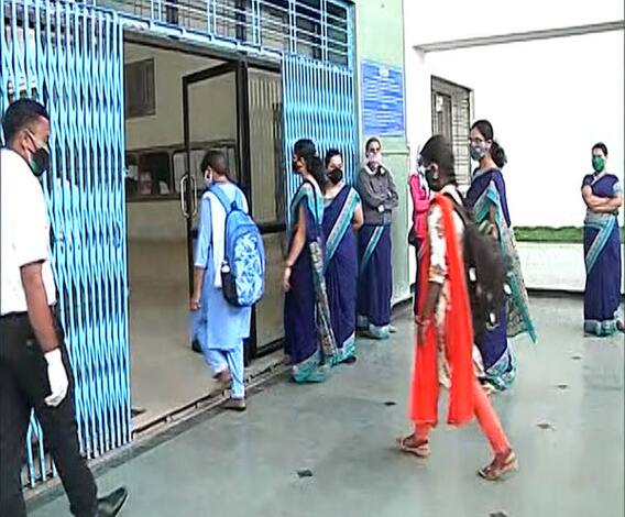 पुण्याच्या ग्रामीण भागात शाळा सुरु; उरुळी कांचन येथील विद्यालयातील विद्यार्थ्यांना काय वाटतं?