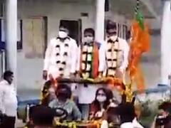 કોરોનાના કહેર વચ્ચે ભાજપના આ ધારાસભ્યએ ખુલ્લી જીપમાં યોજી રેલી, સોશિયલ ડિસ્ટન્સના ઉડ્યા ધજાગરા