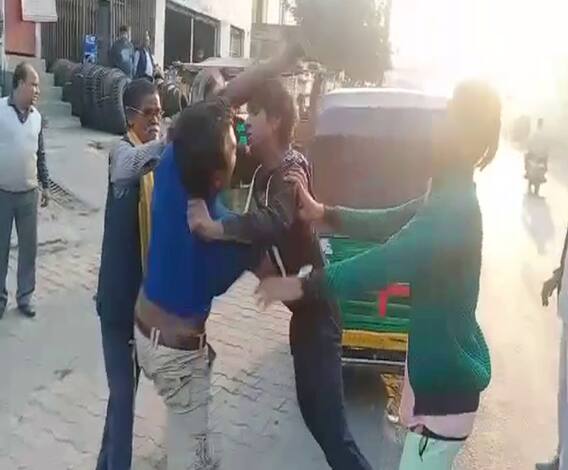 सवारी बिठाने को लेकर भिड़ गए ऑटो चालक, मारपीट का वीडियो वायरल | Ganga Prime 