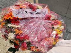 સોનિયા ગાંધીએ સ્વર્ગસ્થ અહમદ પટેલ માટે મોકલ્યા શ્રદ્ધાંજલિ પુષ્પ 