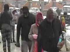Gulmarg में बर्फबारी से पारा शून्य के नीचे, सैलानियों के आने से स्थानीय कारोबार बढ़ा