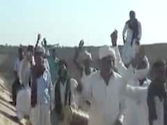 બનાસકાંઠાઃ પાણી ન મળતા ભાભરના સનેવડા ગામમાં કેનાલમાં ઉતરી ખેડૂતોએ નોંધાવ્યો વિરોધ