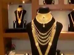 વડોદરામાં જ્વેલર્સના શો રૂમમાં સોના-ચાંદીની ખરીદી માટે ઉમટી ભીડ, જુઓ વીડિયો