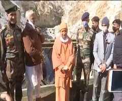 देश के आखिरी गांव पहुंचे CM YOGI, ITBP और गढ़वाल राइफल्स के जवानों से की मुलाकात