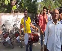 देवरियाः बीजेपी कार्यकर्ताओं में जीत की ओर बढ़ने की खुशी, बजने लगे ढोल | Uttar Pradesh | ABP Ganga 