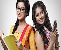 হয় মা নয় বৌমা: শ্যুটিংয়ের অবসরে আড্ডায় ধারাবাহিক আলো-ছায়ার আলো আর আকাশ