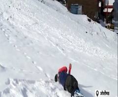 औली में सीजन की पहली बर्फबारी, पर्यटक झूमे