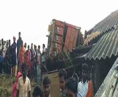 জামালপুরে বালিবোঝাই লরি উল্টে গেল বাড়িতে, মৃত ৩; ধর্মতলায় গাড়ির ধাক্কায় উল্টে গেল যাত্রীসহ ট্যাক্সি