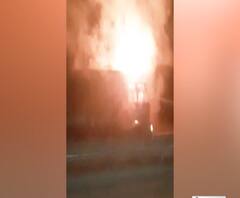 आजमगढ़- बालू लदे ट्रक में लगी आग, ट्रक का अगला हिस्सा जलकर पूरी तरह खाक