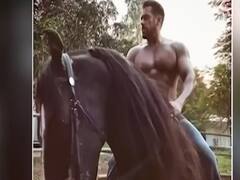 Shirtless Salman selling winter clothes | Khabar Filmy Hai