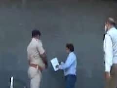 કોરોનાના કેસ વધતા વડોદરામાં પાંચ મોલ અને 73 દુકાનો કોર્પોરેશનની ટીમે કરી સીલ