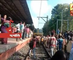 বৈদ্যবাটির পর শেওড়াফুলি, রিষড়া, লোকাল ট্রেন চালু নিয়ে রেল রাজ্য বৈঠকের দিনই বিক্ষোভ একের পর এক স্টেশানে