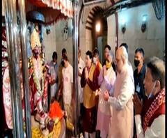 এক ঝলকে: দক্ষিণেশ্বরে পুজো দিলেন কেন্দ্রীয় স্বরাষ্ট্রমন্ত্রী; জামালপুরে বালির লরি উল্টে মৃত ৩, সঙ্গে অন্যান্য খবর