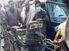 Hapur में रिक्शा चालक को मिली मास्क ना पहनने की अनोखी सजा