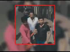 UP: યુવકોએ તલવારથી કાપી બર્થ-ડે કેક, બાદમાં કર્યું ફાયરિંગ, જુઓ વીડિયો 