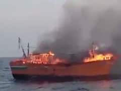 જૂનાગઢના માંગરોળ બંદરની માછીમારોની બોટમાં લાગી આગ, જુઓ વીડિયો