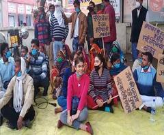 छात्रा ने खोला भ्रष्टाचार के खिलाफ मोर्चा, प्रधान के खिलाफ बैठी धरने पर | Ganga Prime 