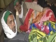 किसान आंदोलन: खेत जोतने वाला ट्रैक्टर बना बिस्तर, देखिए कैसे कट रही है किसानों की रात