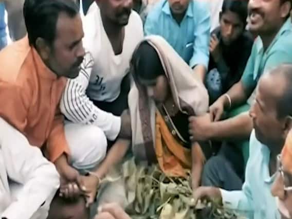 Priest takes bath with boiling milk in UP's Sonbhadra | Sansani