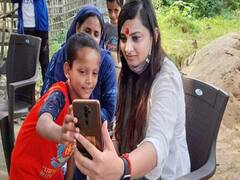 8 करोड़ का सालाना पैकेज छोड़ चुनाव लड़ रहीं Komal Singh, क्या मां की हारी हुई सीट से जीत पाएंगी?