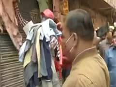 Delhi: NDMC removes street hawkers in Sarojini Nagar market, distributes masks | Ground Report