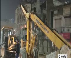 काम के दौरान टूटकर गिरी क्रेन,हादसे के बाद अफरा-तफरी का माहौल