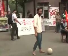 Bharat Bandh: বনধের মেজাজে মারাদোনা-স্মরণে যাদবপুর বিশ্ববিদ্যালয়ের সামনে ফুটবল খেলা, মুর্শিদাবাদে ক্রিকেট খেললেন দিলীপ 