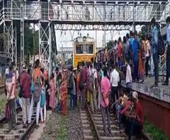 বিধি মেনে লোকাল চালাতে তৈরি, বৈঠকের আগে রাজ্যকে চিঠি পূর্ব রেলের; স্টাফ স্পেশ্যাল ট্রেনে ওঠার দাবিতে হুগলির একাধিক স্টেশনে বিক্ষোভ