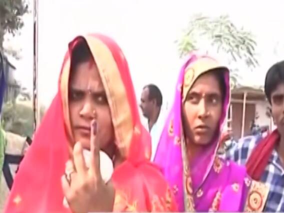 Bihar Polls : Muzaffarpur में महिलाओं ने डाला वोट, कहा अच्छा भविष्य है मुद्दा
