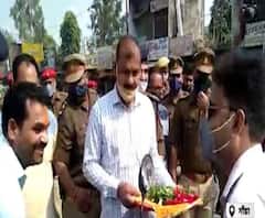 Gonda Police की 'गांधीगिरी', गुलाब देकर समझाए सड़क सुरक्षा के नियम| Poorab Paschim| ABPGanga 