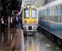 ৭ মাস পর যেন প্রাণ ফিরেছে স্টেশনগুলিতে, টিকিয়াপাড়ায় কামরায় লাগল কোভিড-বিধি, কাটা হল গোল দাগ