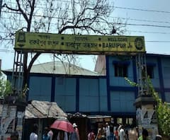 বারুইপুরে ধাক্কাধাক্কিতে ট্রেন থেকে পড়ে গিয়ে আহত বৃদ্ধ