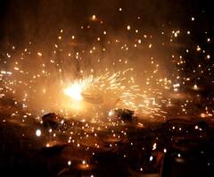 আদালতের নিষেধাজ্ঞা সত্ত্বেও বাজি বিক্রি থামছেই না! পুলিশও তৎপর