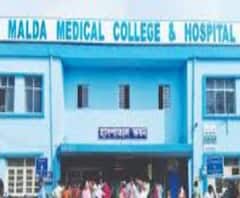 চাকরি গেছে মালদা মেডিক্যাল কলেজ হাসপাতালের ৪২ জন অস্থায়ী সাফাই কর্মীর, বিক্ষোভে লাঠি পুলিশের