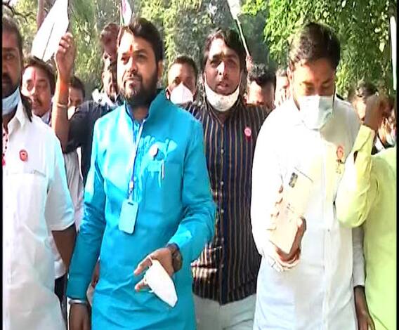 नागपुरात स्वाभिमानी शेतकरी संघटनेचं आंदोलन; कंदील, फराळ, पणत्या घेऊन आंदोलक मंत्र्यांच्या दारी 