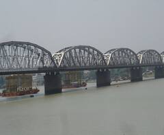 এক ঝলকে: বালি ব্রিজ থেকে গঙ্গায় ঝাঁপ তরুণীর, শিবপুরে ভরসন্ধেয় খুন, প্রশ্নে নিরাপত্তা