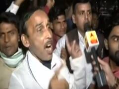 Bihar Election Result 2020 : जश्न मना रहे हैं RJD के कार्यकर्ता... रुझानों में NDA बहुमत से पीछे 