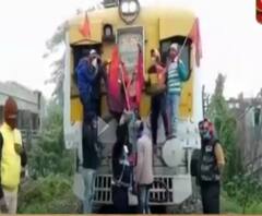 Bharat Bandh Nov 26: শিয়ালদা দক্ষিণ শাখায় বজবজ ছাড়া অন্য কোথাও চলছে না ট্রেন, বিঘ্নিত ট্রেন চলাচল, ৭.০৫ এর বারুইপুর লোকালের পর আসেনি কোনও লোকালই