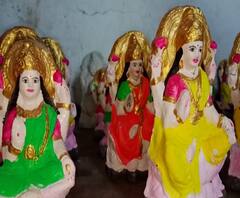 Akola | गाईच्या शेणापासून लक्ष्मीच्या मूर्ती, दिव्यांची निर्मिती